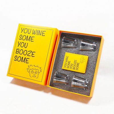 Стол, питье, взрослые, вечеринка, вопросы, карточная игра.